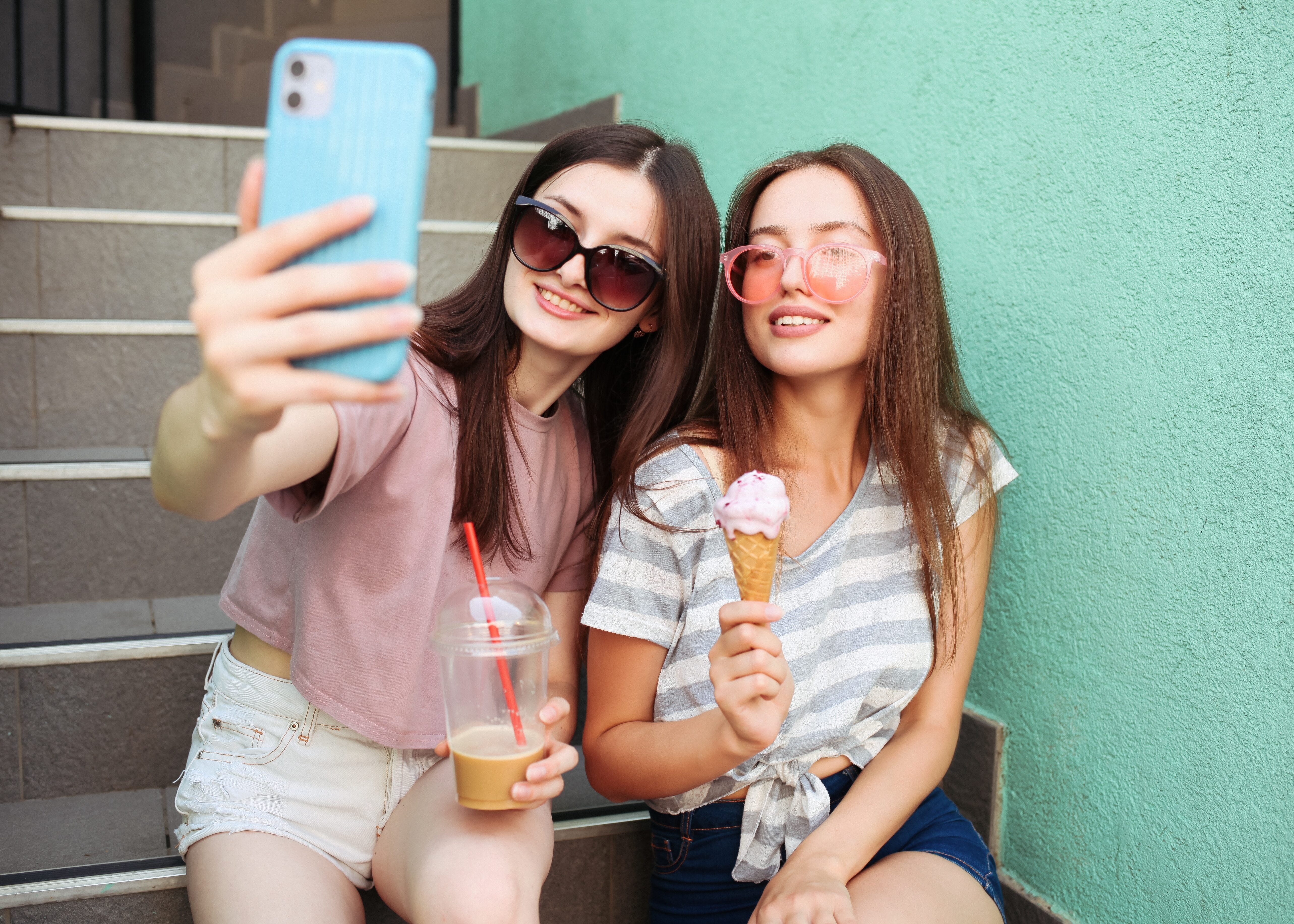 best friends makes selfie gen z